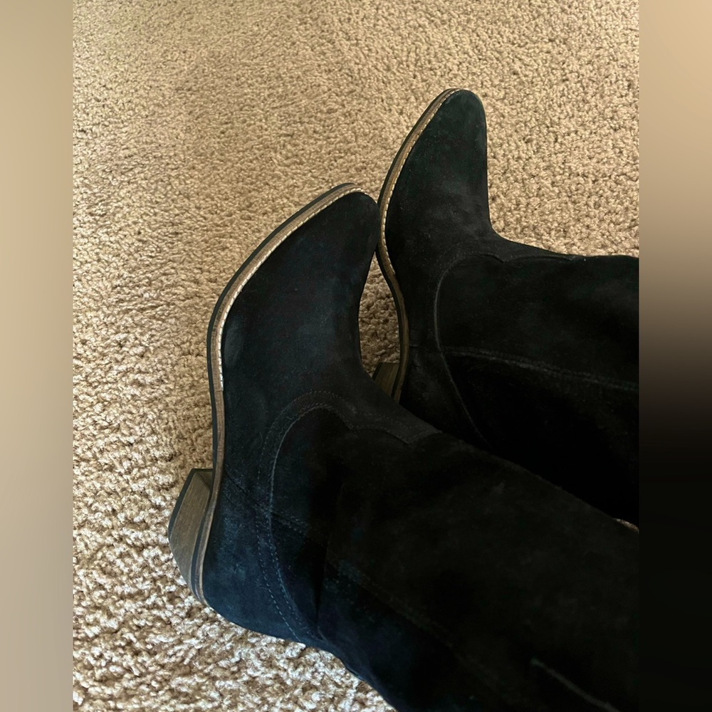 I’m selling these black womens boots! The color is black and the size is 8 1/2!